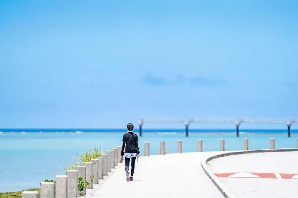 2025年6月11日冲绳天气濑长岛散步的人