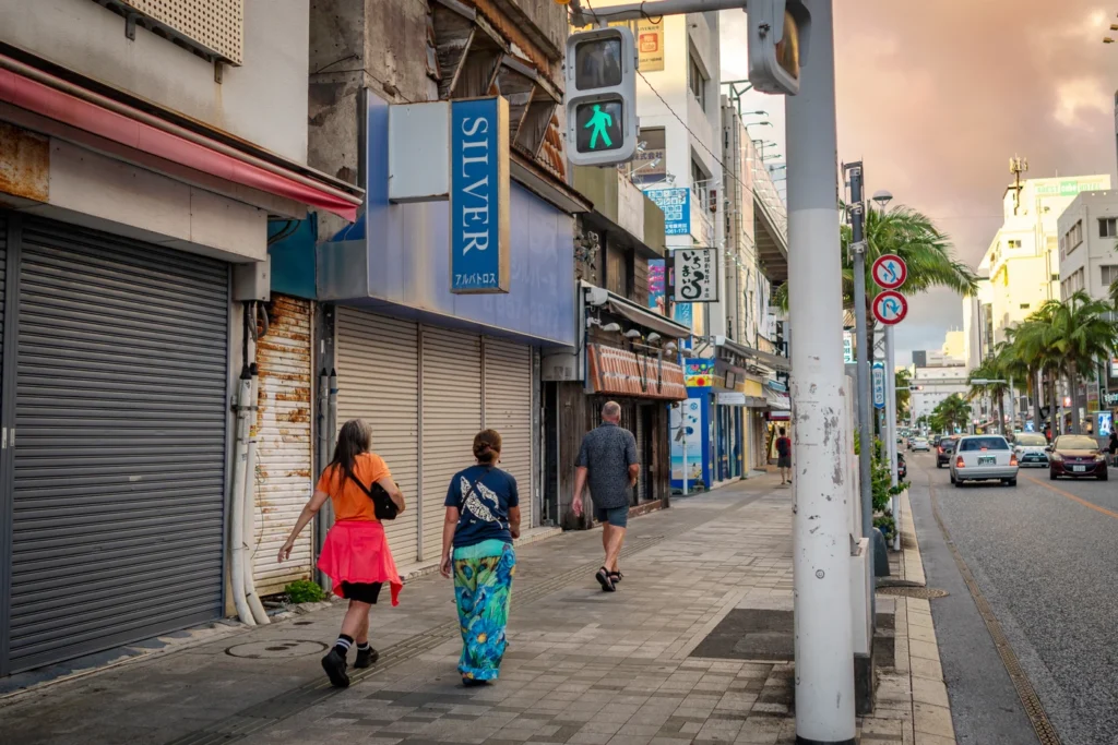 2025年6月9日沖繩天氣國際通西方人