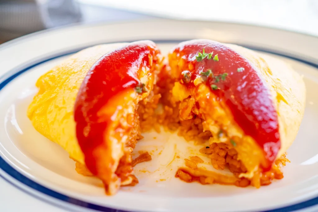 오키나와 중부 맛집 오므라이스를 반으로 나눈 모습