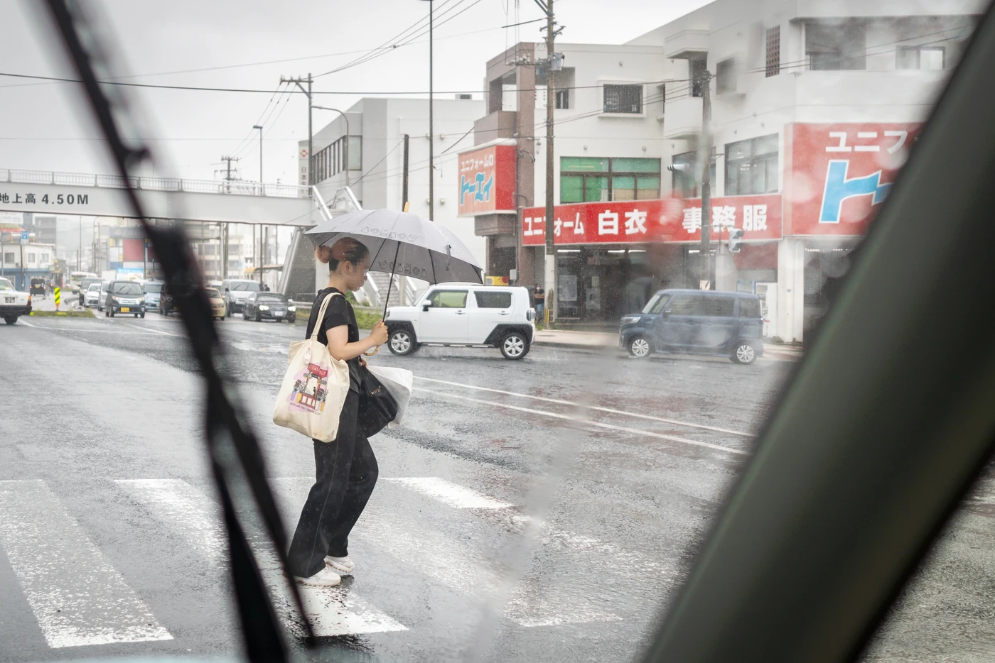 7월 26일 오키나와 날씨 우산 쓴 사람