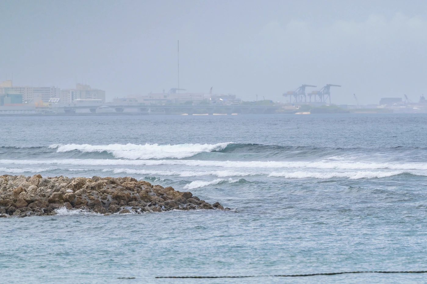 7月30日沖繩天氣 波濤洶湧的大海，沖繩並沒有發生海嘯