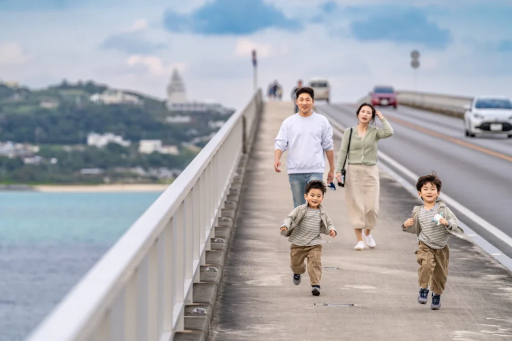 오키나와 스냅 코우리 대교 위 가족과 함께 뛰어가는 아이들