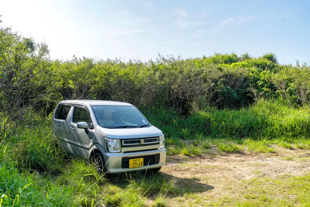 If you follow the unpaved road along Aragot, there is a small parking area.