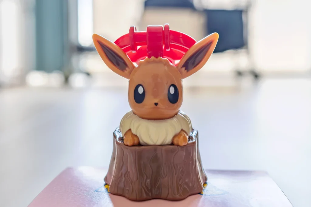 This is the appearance of the Pokémon toy Eevee keyring from Japan's McDonald's Happy Meal. It's made of plastic and has no sharp edges.