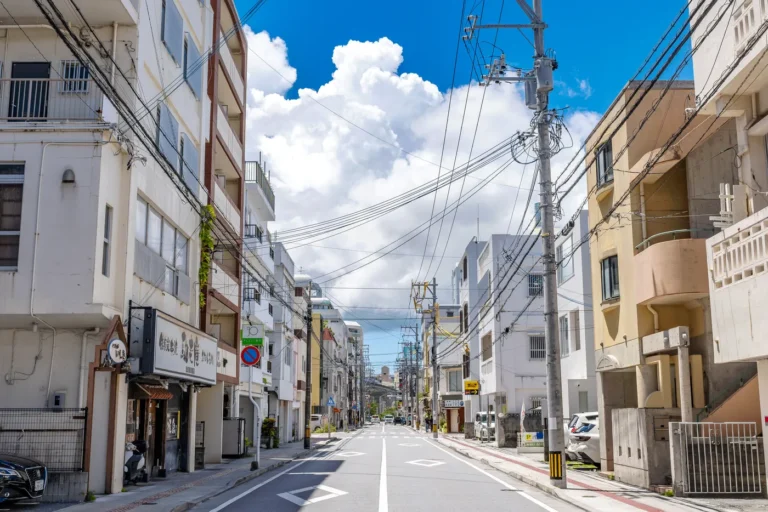 The weather in Okinawa on the afternoon of 24th August 2025 is depicted on Miebashi Street. The blue sky and clouds are impressive.