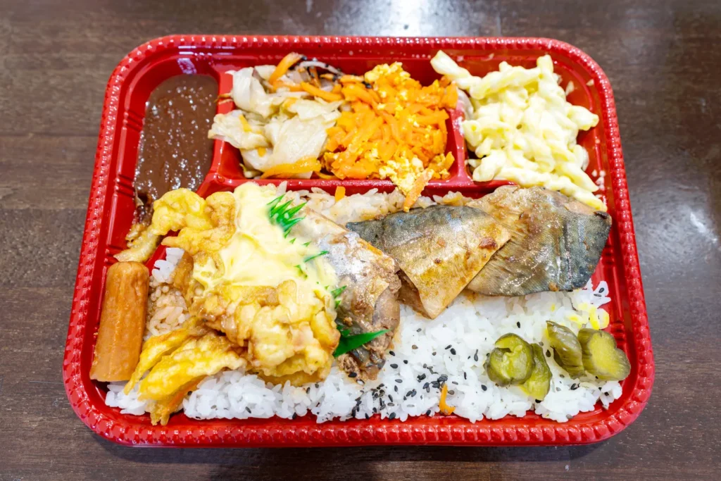 오키나와 맛집 와카사 도시락 생선이 들어있는 도시락 전체 모습