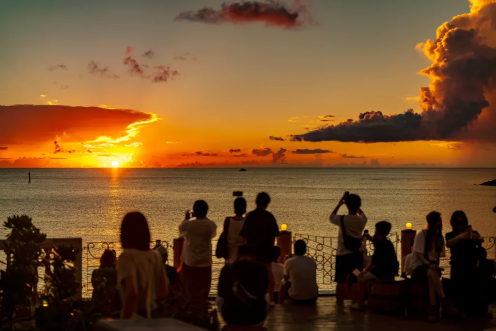 沖繩天氣 2025年8月29日 在美國村觀賞夕陽的遊客