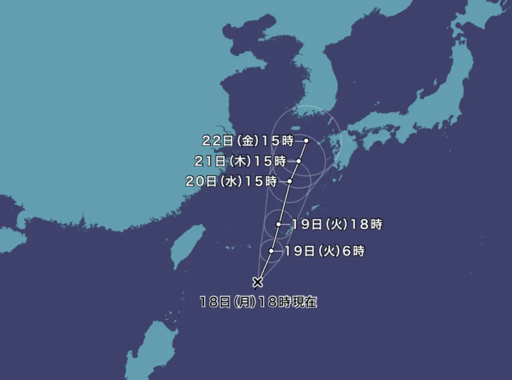 2025년 8월 18일 오키나와 날씨 12호 태풍 링링의 예상 이동 경로이다. 오늘 갑자기 태풍으로 발달했고 19일부터 오키나와에 영향을 끼칠 예정이다.