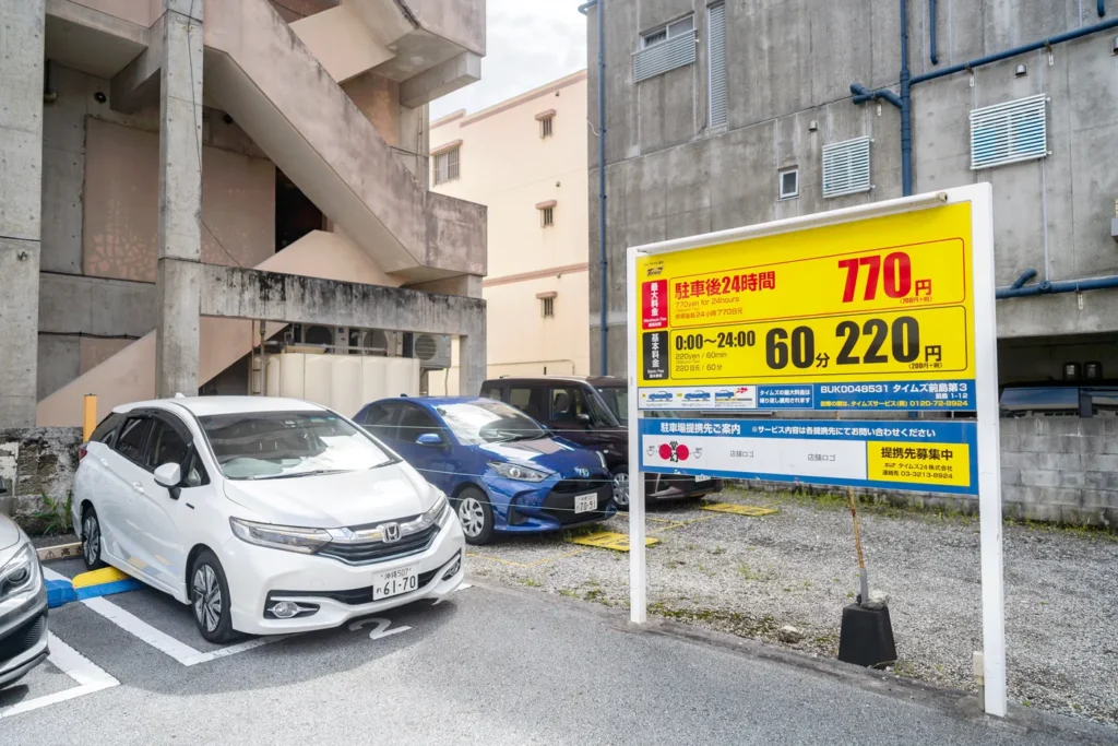 오키나와 렌트카 코인 주차장에 주차된 차량