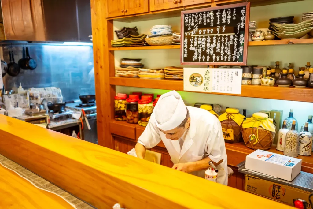 오키나와 맛집 유카와 계절요리 모듬초밥을 준비중인 스시맨