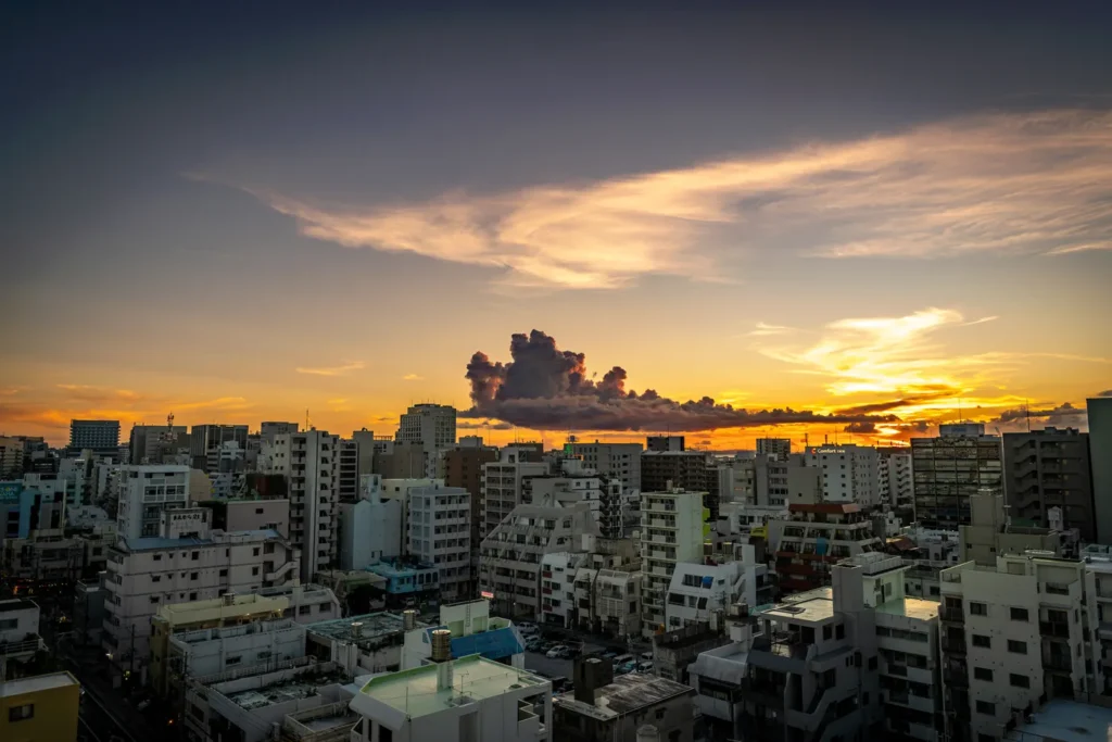 2025年9月1日黄昏时分的冲绳美荣桥景象。
