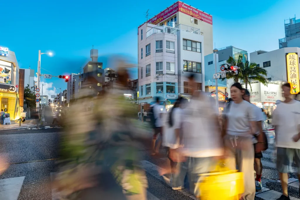 2025年9月1日,国际通上的游客很多。