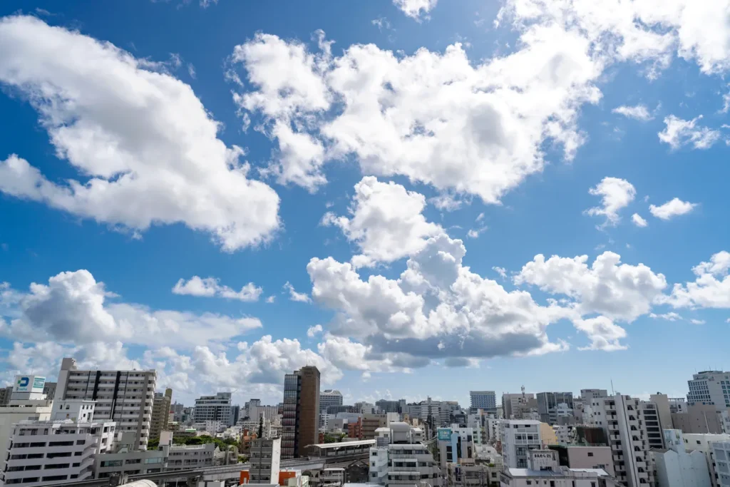 An afternoon with few clouds