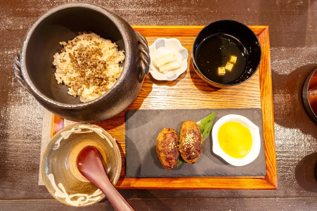 비세자키 맛집 新香る鶏そぼろごはんとつくねの薪火焼ランチ