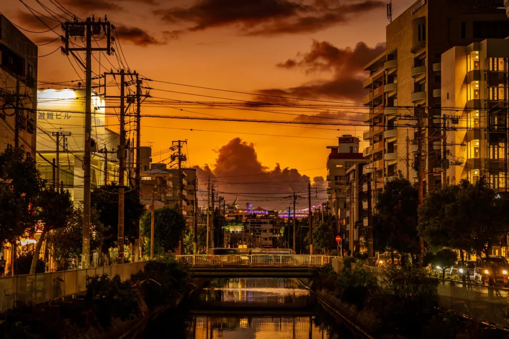夕阳下的美荣桥河川景色