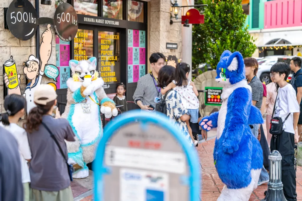 デポアイランドで混雑するオオカミ仮面イベント