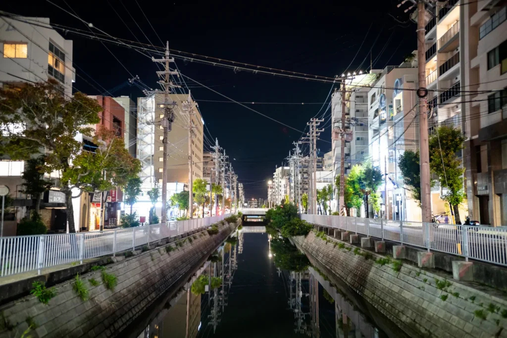 夜明けの沖縄三重橋河川