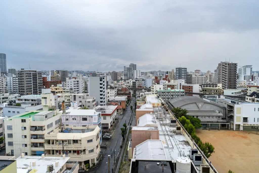 雨中的上午，冲绳前岛