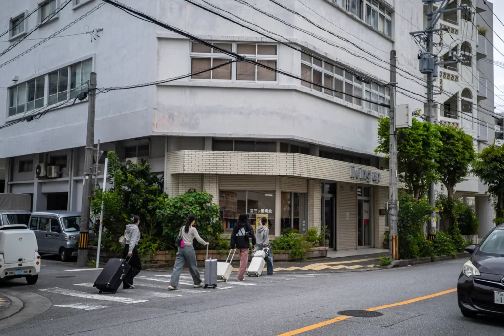 The morning scene in Okinawa: travellers dressed in long clothes.