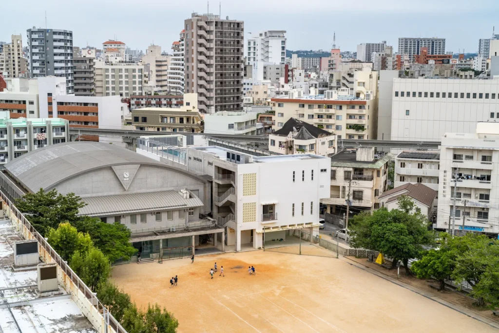 The appearance of Naha Elementary School in the afternoon