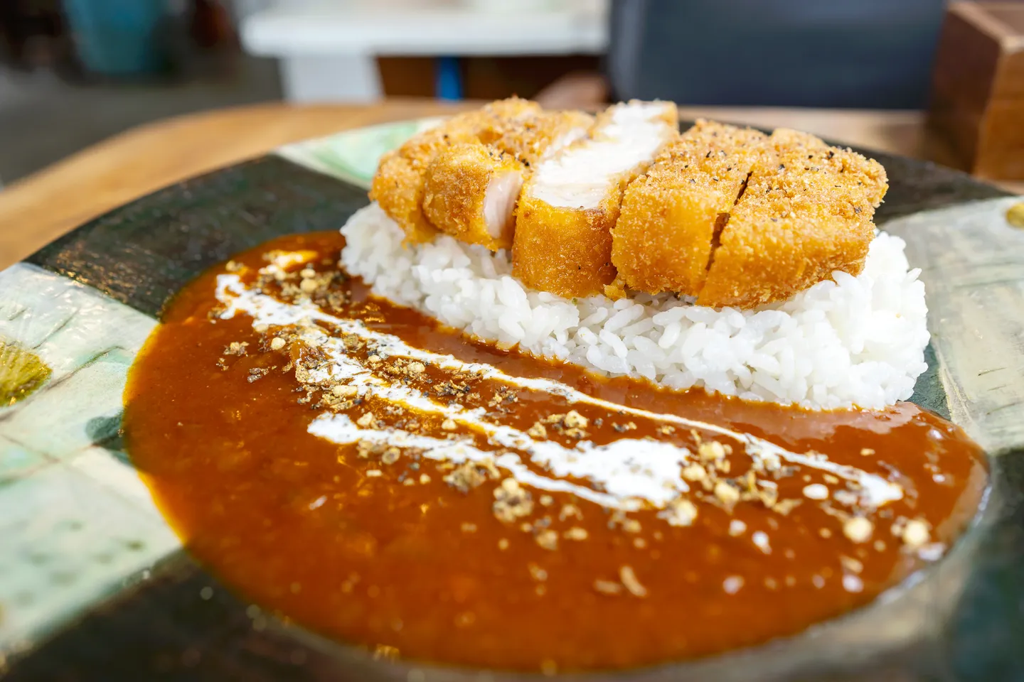 돈카츠는 도톰하며 카레는 달콤하다